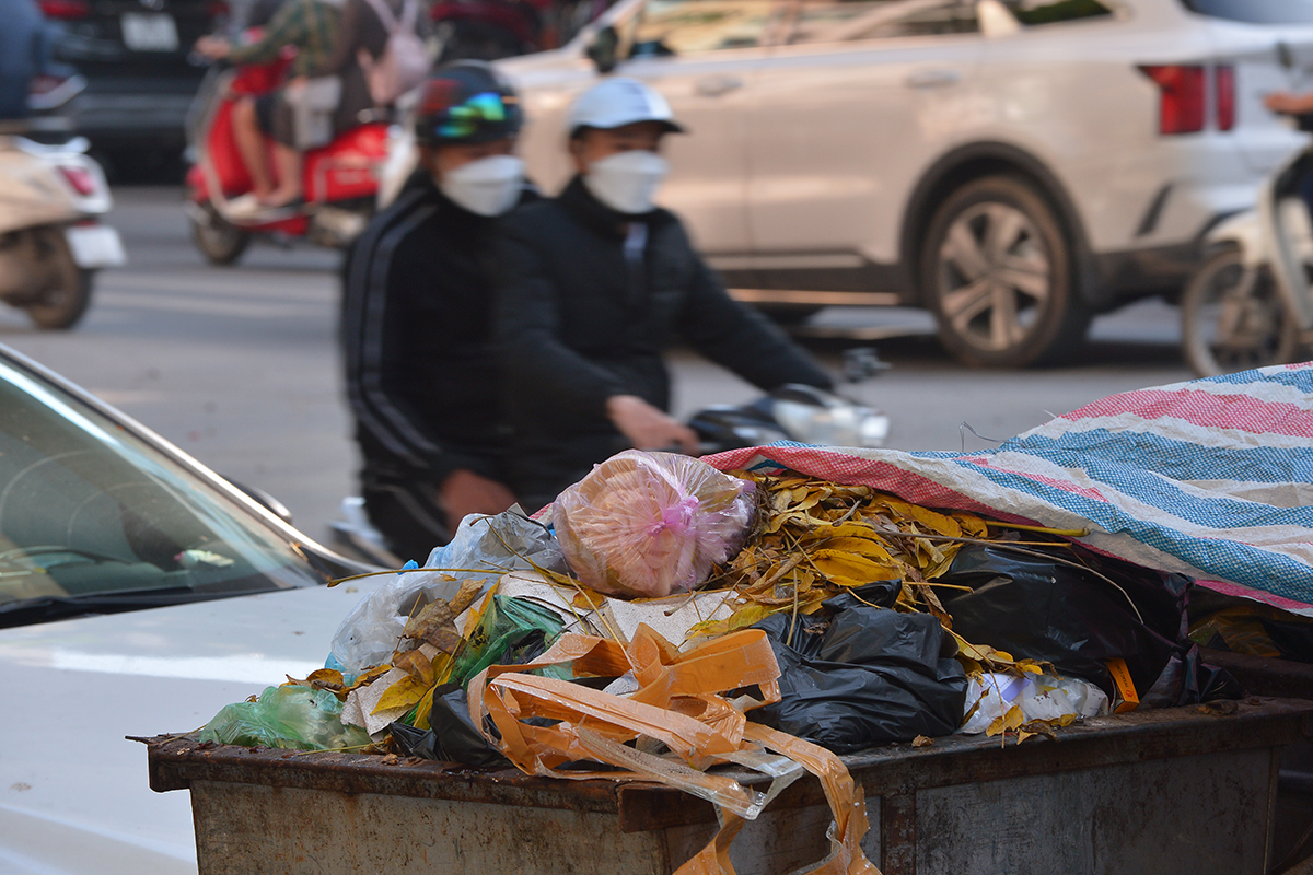 Xe rác ùn ứ, bốc mùi hôi thối khắp nơi trên đường phố Hà Nội - Ảnh 2.
