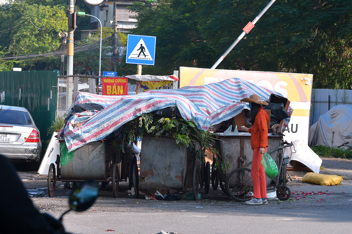 Xe rác ùn ứ, bốc mùi hôi thối khắp nơi trên đường phố Hà Nội - Ảnh 3.
