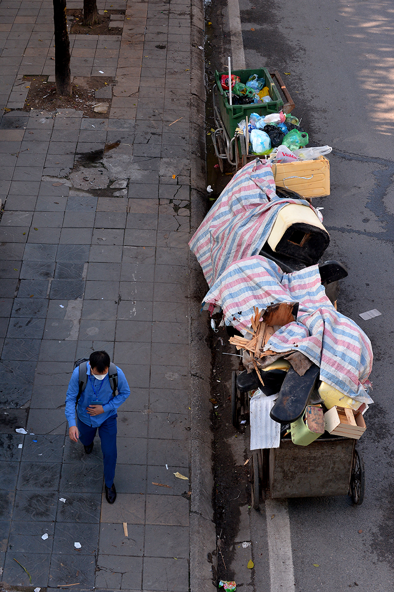 Xe rác ùn ứ, bốc mùi hôi thối khắp nơi trên đường phố Hà Nội - Ảnh 4.