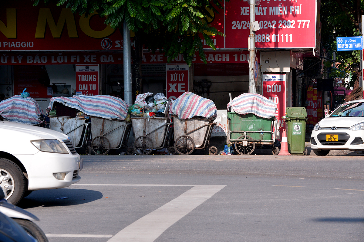 Xe rác ùn ứ, bốc mùi hôi thối khắp nơi trên đường phố Hà Nội - Ảnh 5.