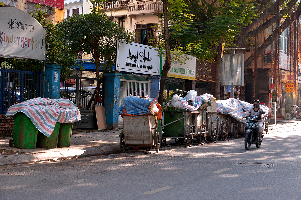 Xe rác ùn ứ, bốc mùi hôi thối khắp nơi trên đường phố Hà Nội - Ảnh 6.