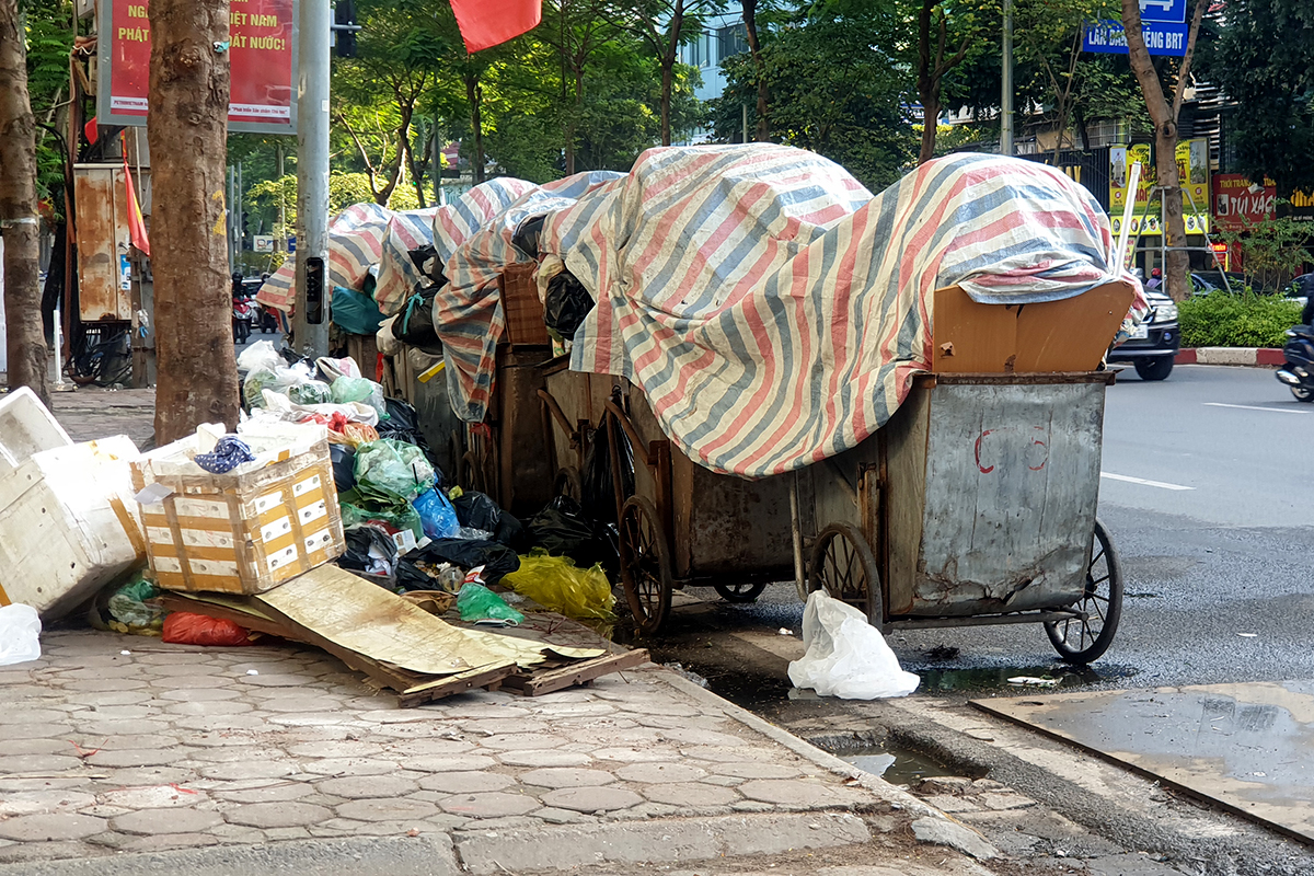 Xe rác ùn ứ, bốc mùi hôi thối khắp nơi trên đường phố Hà Nội - Ảnh 7.