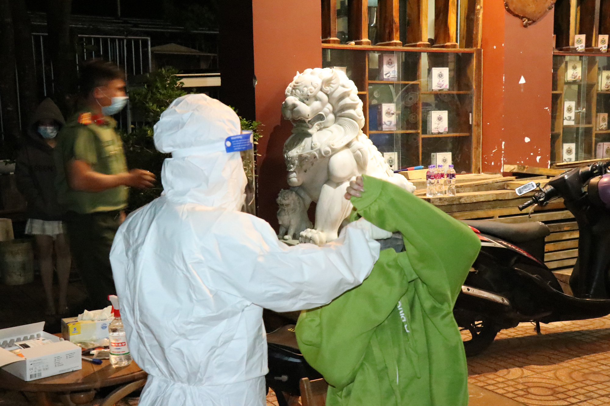 CLIP: Chủ qu&aacute;n karaoke cố thủ, 10 nam nữ trốn tr&ecirc;n s&acirc;n thượng - Ảnh 3.