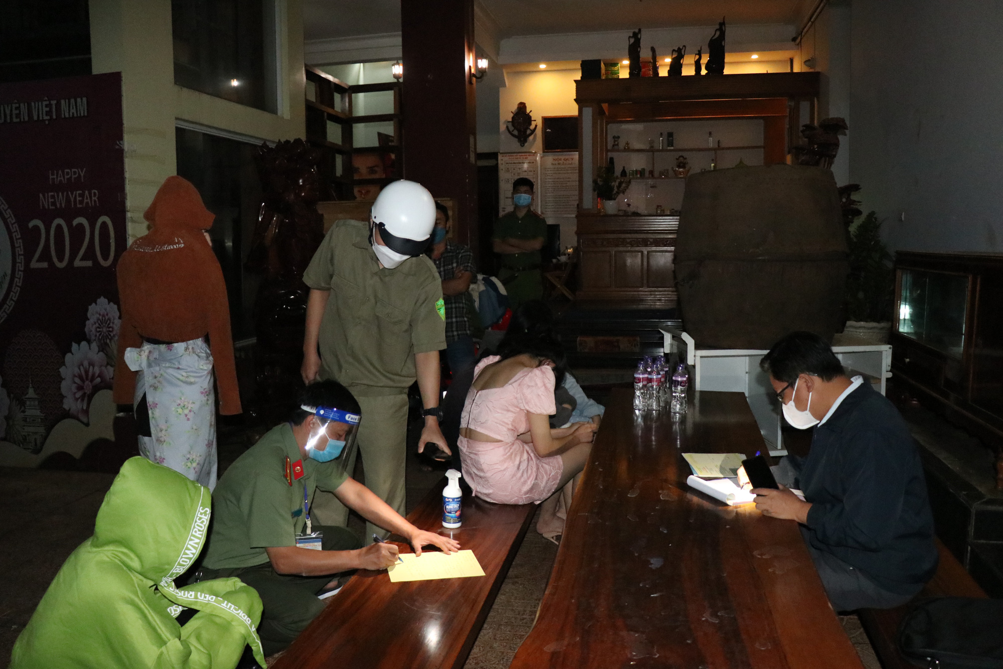 CLIP: Chủ qu&aacute;n karaoke cố thủ, 10 nam nữ trốn tr&ecirc;n s&acirc;n thượng - Ảnh 1.