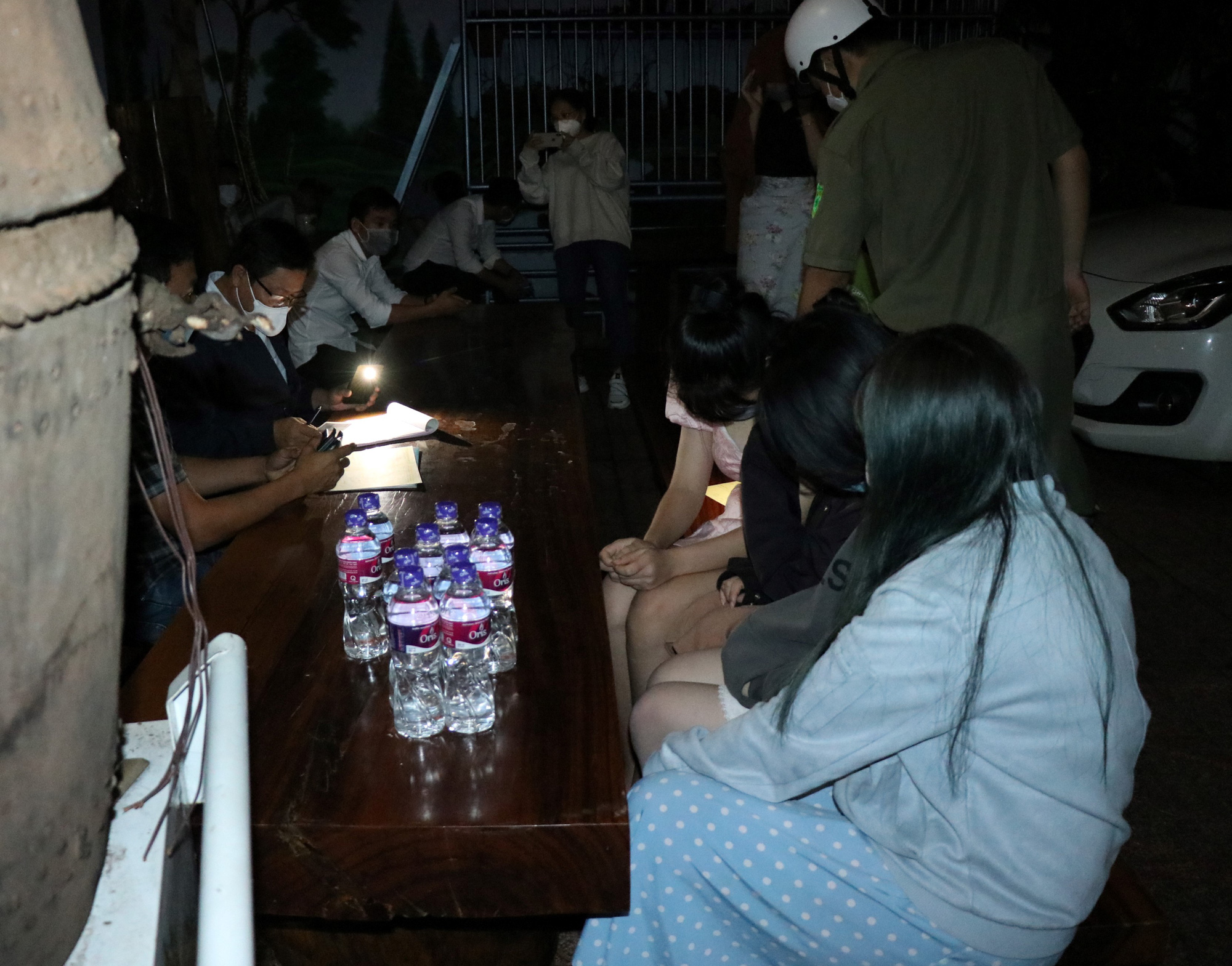 CLIP: Chủ qu&aacute;n karaoke cố thủ, 10 nam nữ trốn tr&ecirc;n s&acirc;n thượng - Ảnh 4.