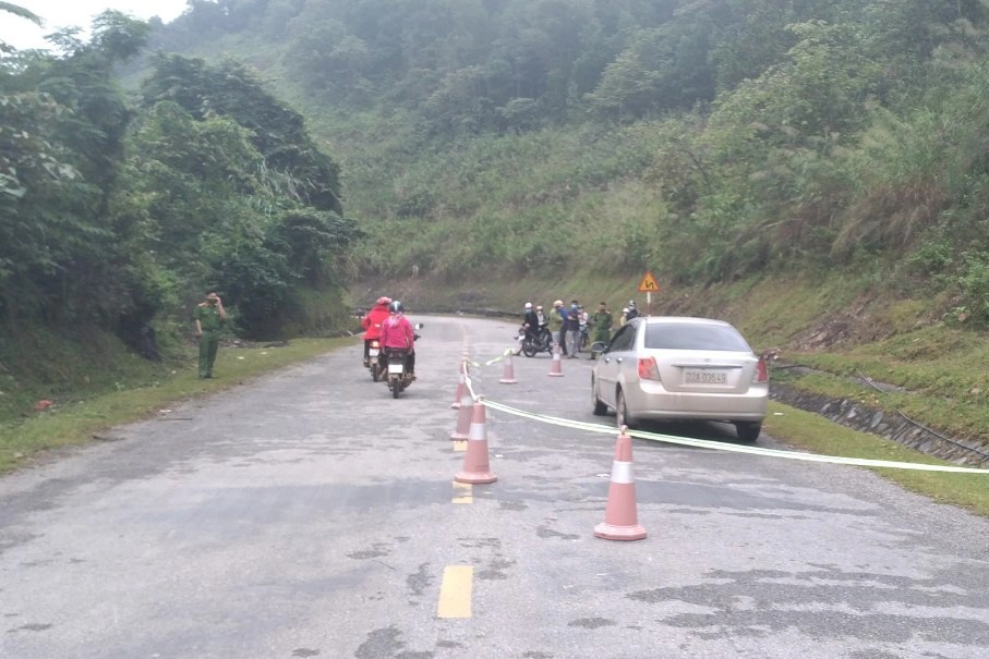 Người đ&agrave;n &ocirc;ng tử vong bất thường trong &ocirc; t&ocirc; vẫn đang nổ m&aacute;y - Ảnh 1.