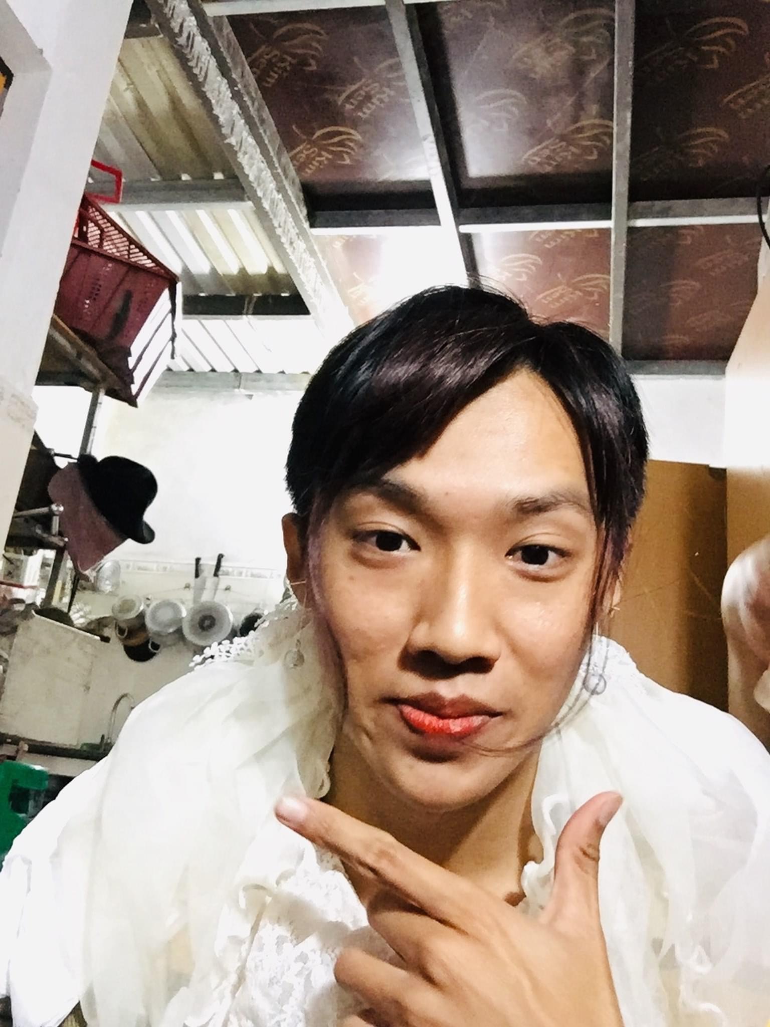 Lục lại ảnh cưới của mẹ từ hơn 20 năm trước, con trai 9x làm một điều khiến tất cả cười bò - Ảnh 1.