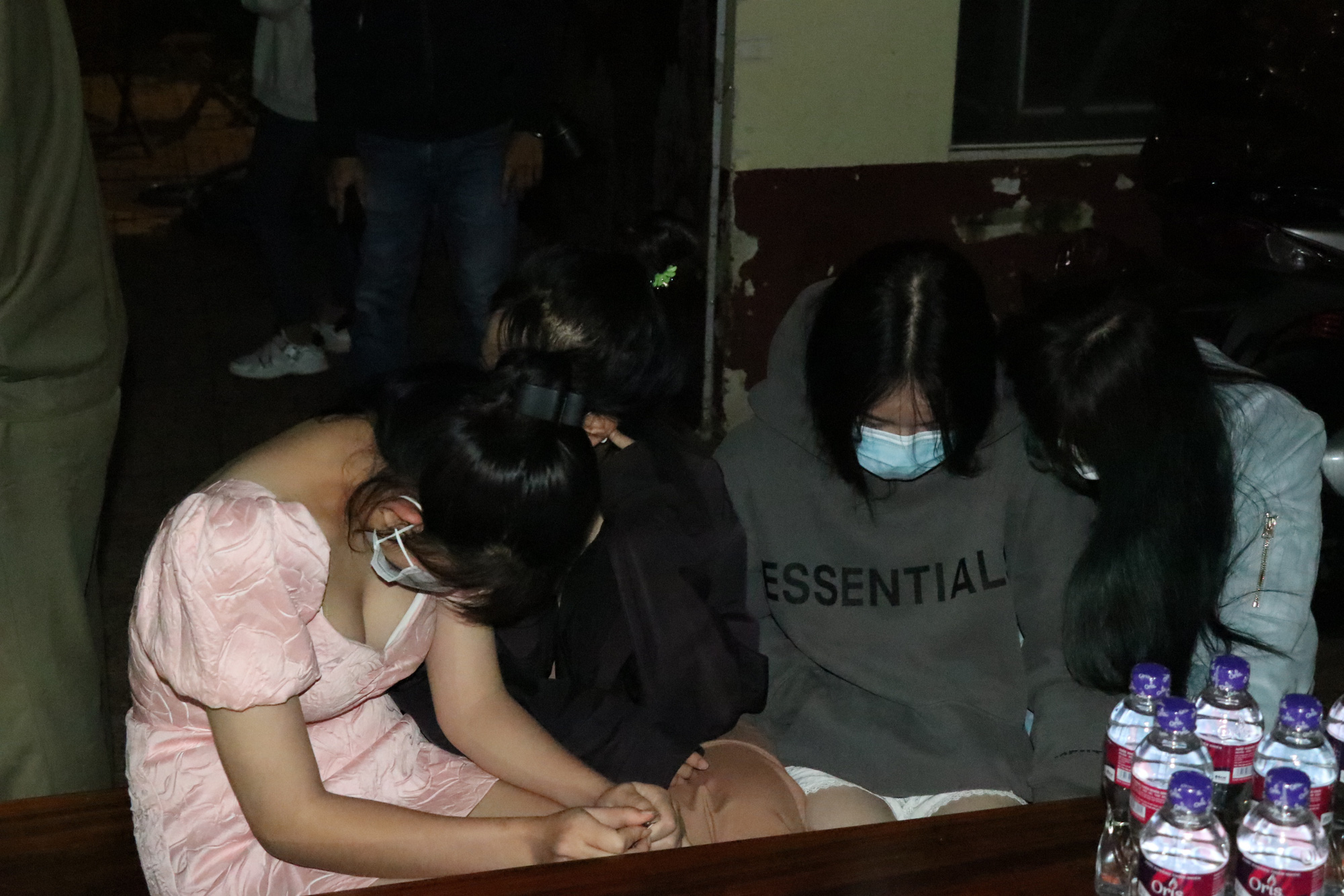 CLIP: Chủ qu&aacute;n karaoke cố thủ, 10 nam nữ trốn tr&ecirc;n s&acirc;n thượng - Ảnh 2.