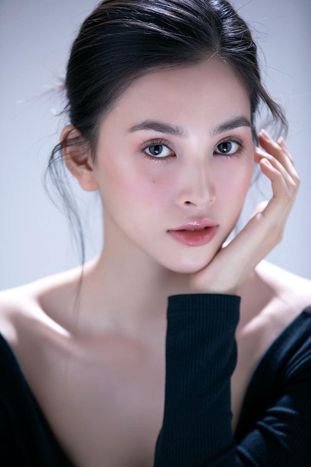 Trang điểm trong veo, Hoa hậu Tiểu Vy vẫn đẹp hút hồn với gương mặt đạt 'tỷ lệ vàng' - Ảnh 6.