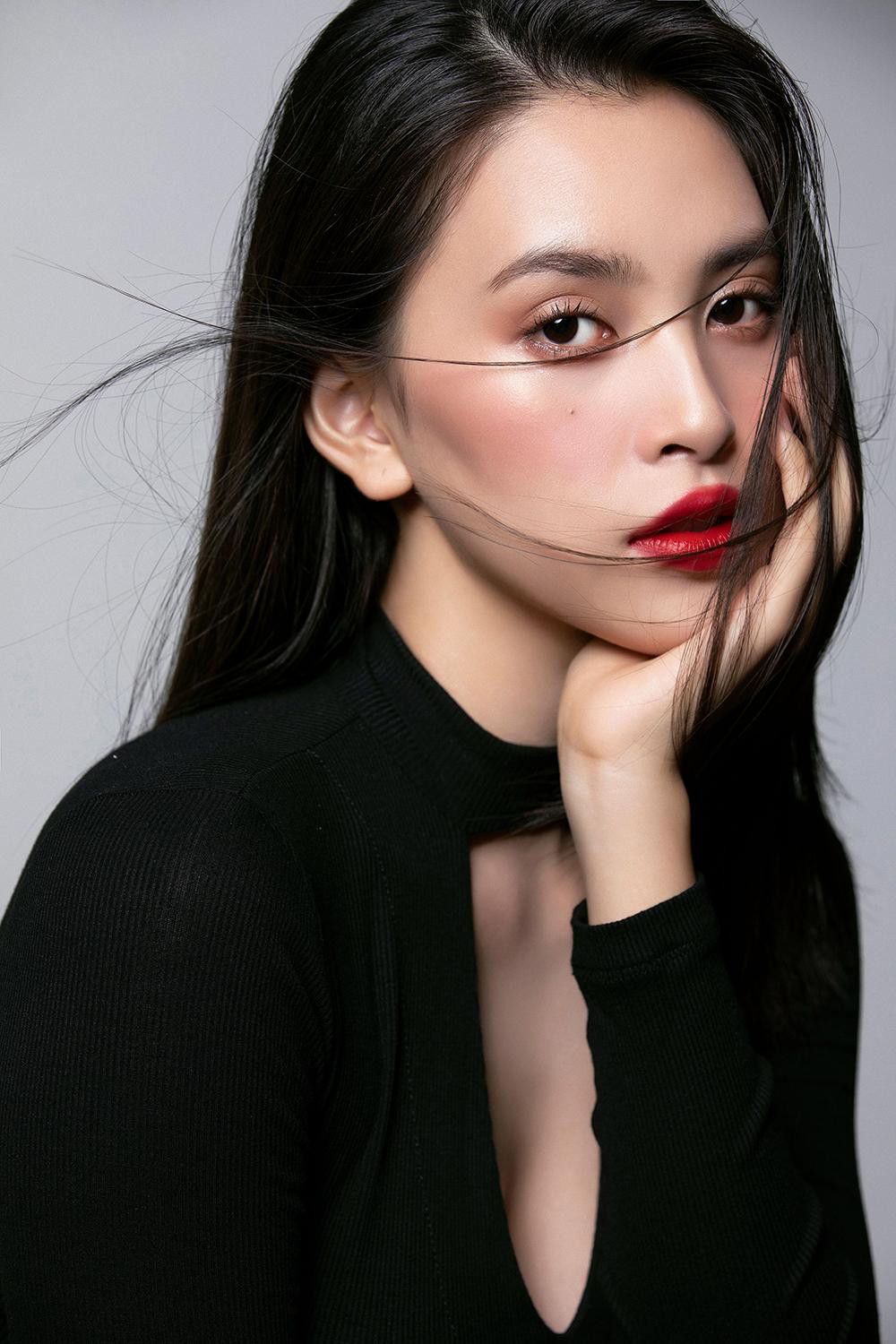 Trang điểm trong veo, Hoa hậu Tiểu Vy vẫn đẹp hút hồn với gương mặt đạt 'tỷ lệ vàng' - Ảnh 11.