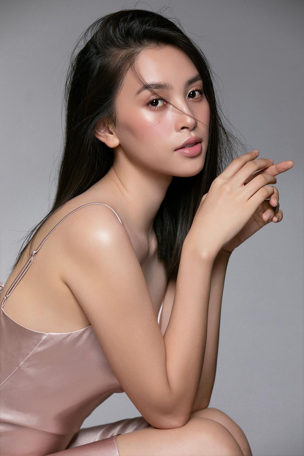 Trang điểm trong veo, Hoa hậu Tiểu Vy vẫn đẹp hút hồn với gương mặt đạt 'tỷ lệ vàng' - Ảnh 9.