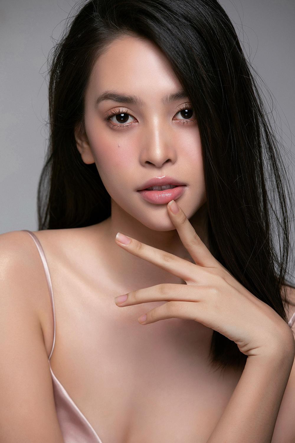 Trang điểm trong veo, Hoa hậu Tiểu Vy vẫn đẹp hút hồn với gương mặt đạt 'tỷ lệ vàng' - Ảnh 7.