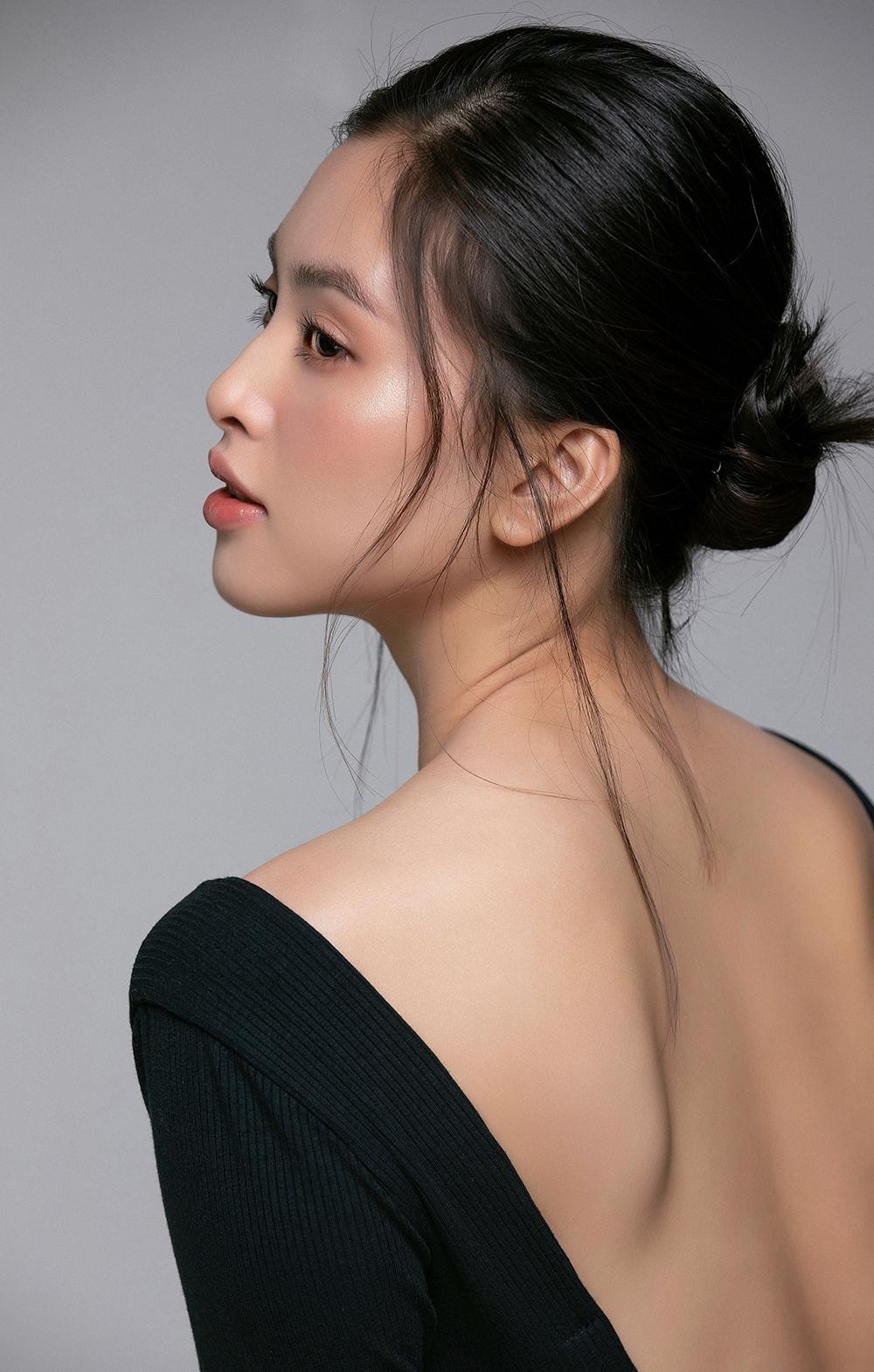 Trang điểm trong veo, Hoa hậu Tiểu Vy vẫn đẹp hút hồn với gương mặt đạt 'tỷ lệ vàng' - Ảnh 5.
