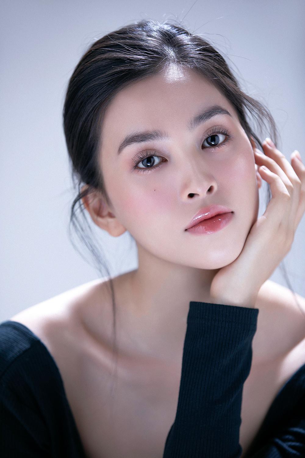 Trang điểm trong veo, Hoa hậu Tiểu Vy vẫn đẹp hút hồn với gương mặt đạt 'tỷ lệ vàng' - Ảnh 3.