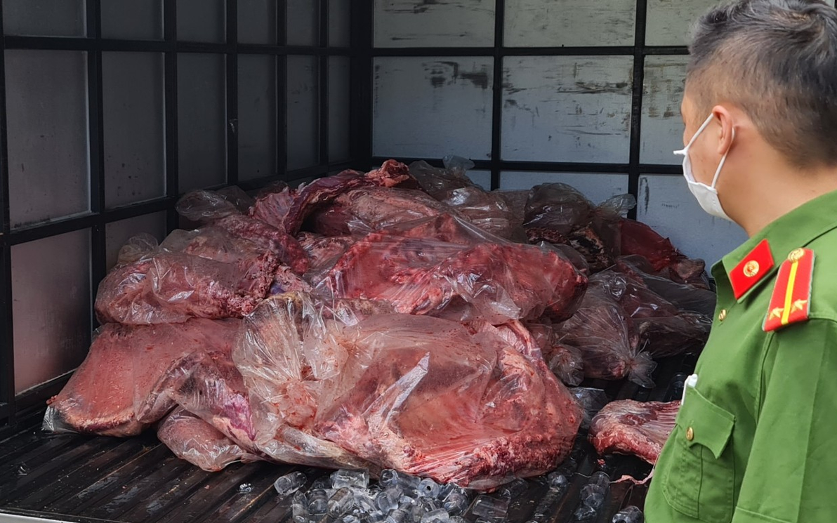 Hơn 650 kg sườn lợn bốc mùi hôi thối, tiểu thương ở Nghệ An vẫn 'nhắm mắt' mang đi tiêu thụ