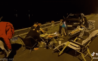 Nửa đ&ecirc;m, nh&oacute;m thanh ni&ecirc;n ra giữa đường đốt lửa, uống rượu: Clip g&acirc;y phẫn nộ - Ảnh 1.