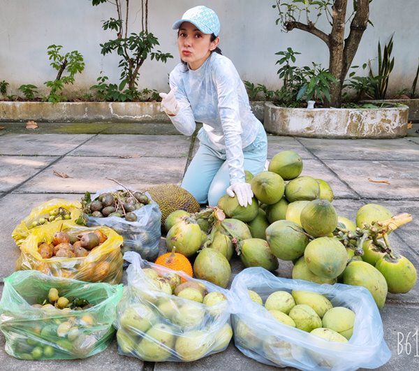 Sau dịch Việt Trinh trở về biệt thự ở Bình Dương, thu hoạch 1 sân đầy hoa quả - Ảnh 3.