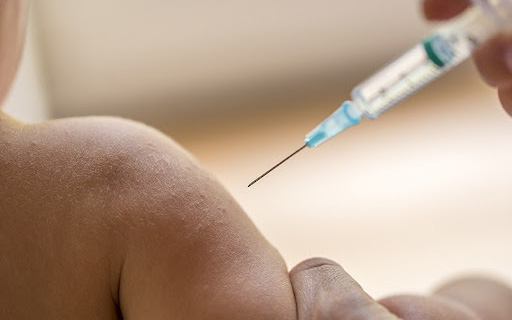 Bộ Y tế yêu cầu khẩn trương xác minh, tìm nguyên nhân sự cố tiêm nhầm vaccine cho trẻ ở Quốc Oai