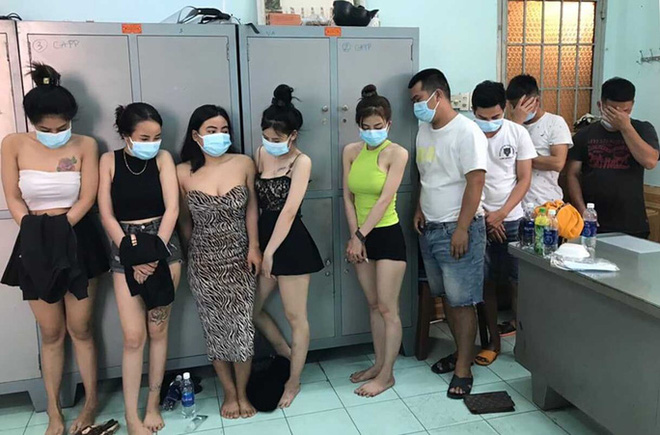 Tin sáng 7/11: 29 quận, huyện, thị xã ở Hà Nội tiếp tục học online từ 8/11; chơi ma túy tập thể với người nhiễm SARS-CoV-2 - Ảnh 3.