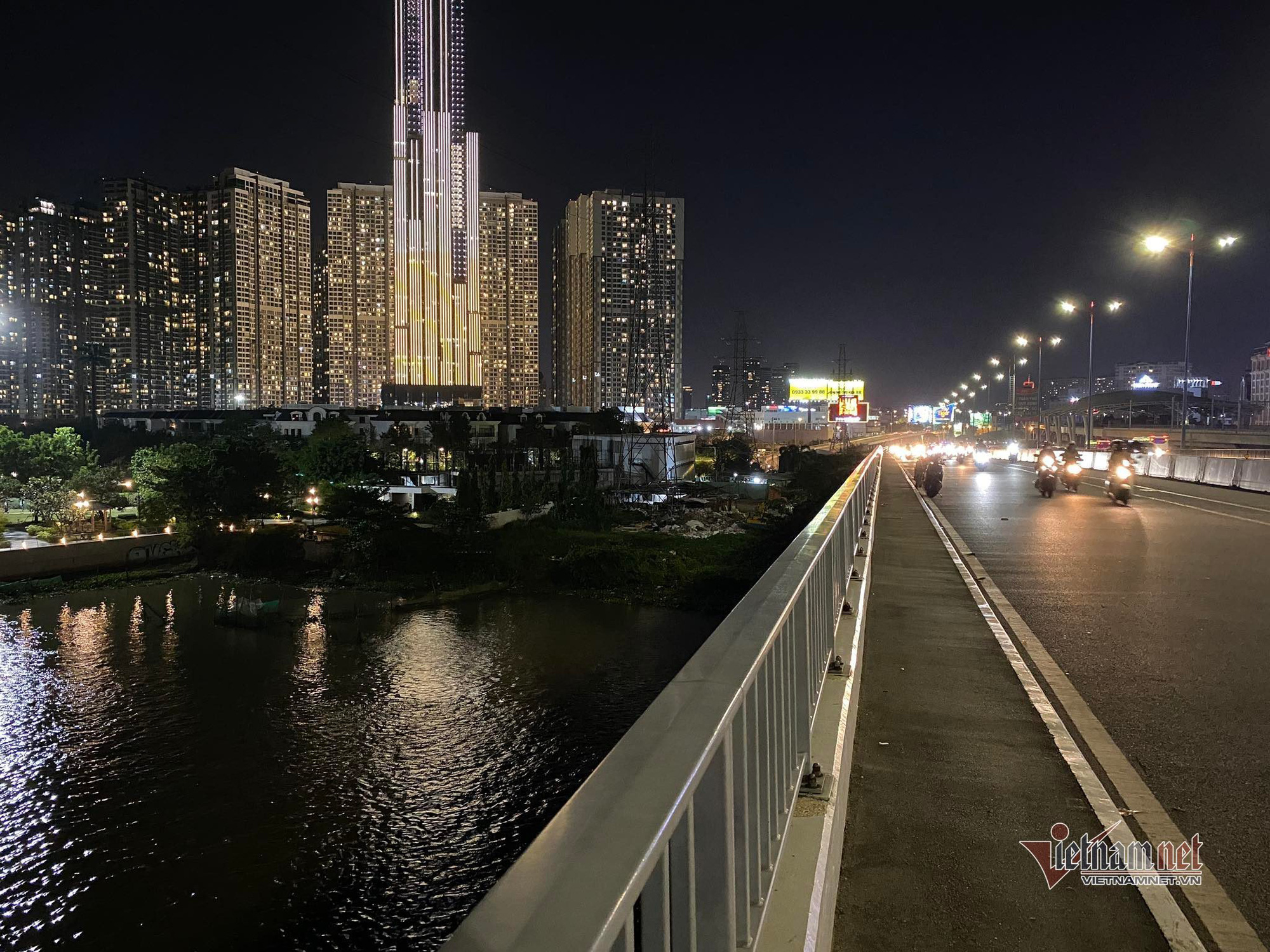 Thanh ni&ecirc;n bỏ lại đ&ocirc;i d&eacute;p giữa cầu S&agrave;i G&ograve;n rồi lao xuống s&ocirc;ng mất t&iacute;ch - Ảnh 1.