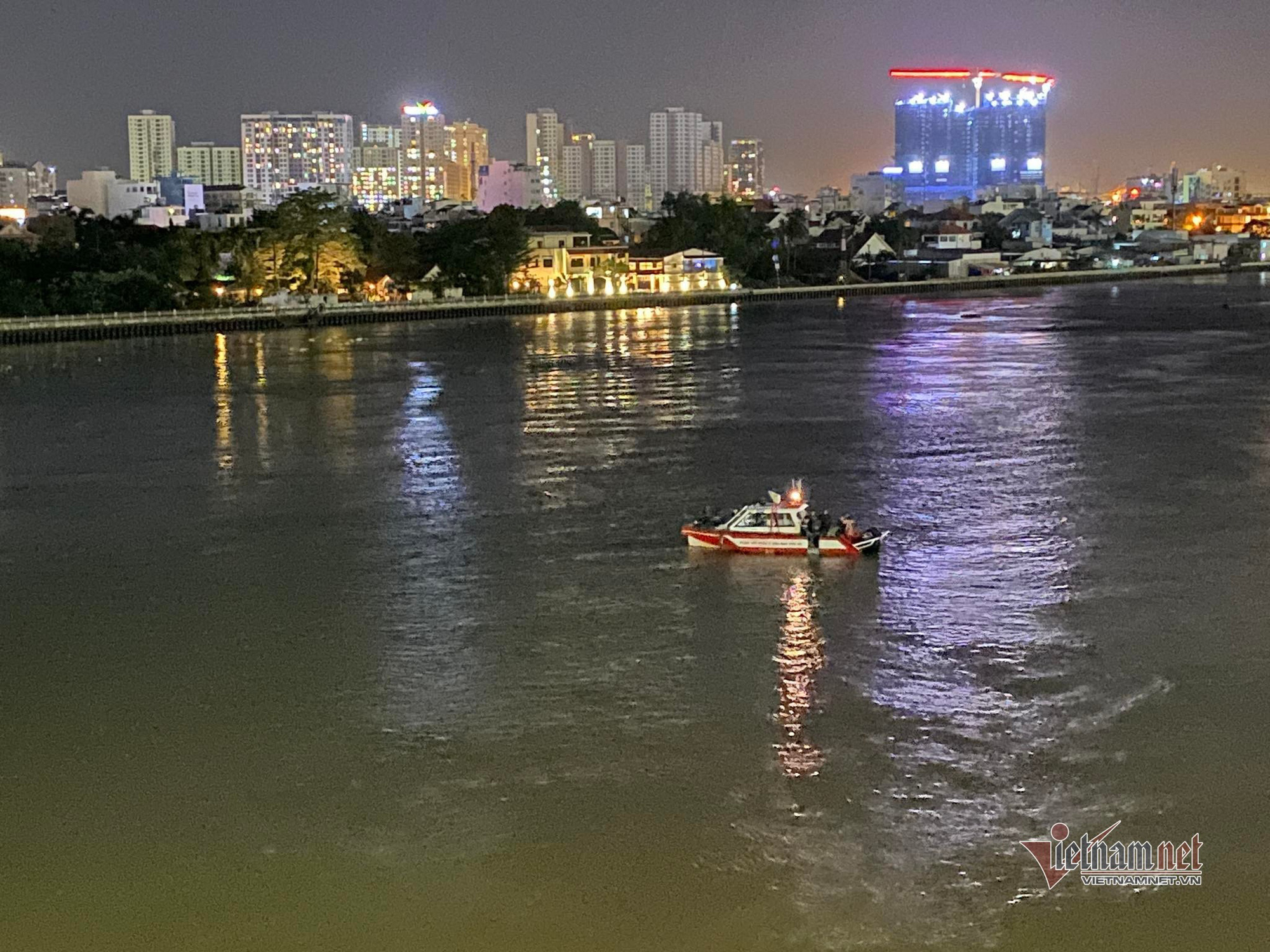 Thanh ni&ecirc;n bỏ lại đ&ocirc;i d&eacute;p giữa cầu S&agrave;i G&ograve;n rồi lao xuống s&ocirc;ng mất t&iacute;ch - Ảnh 2.