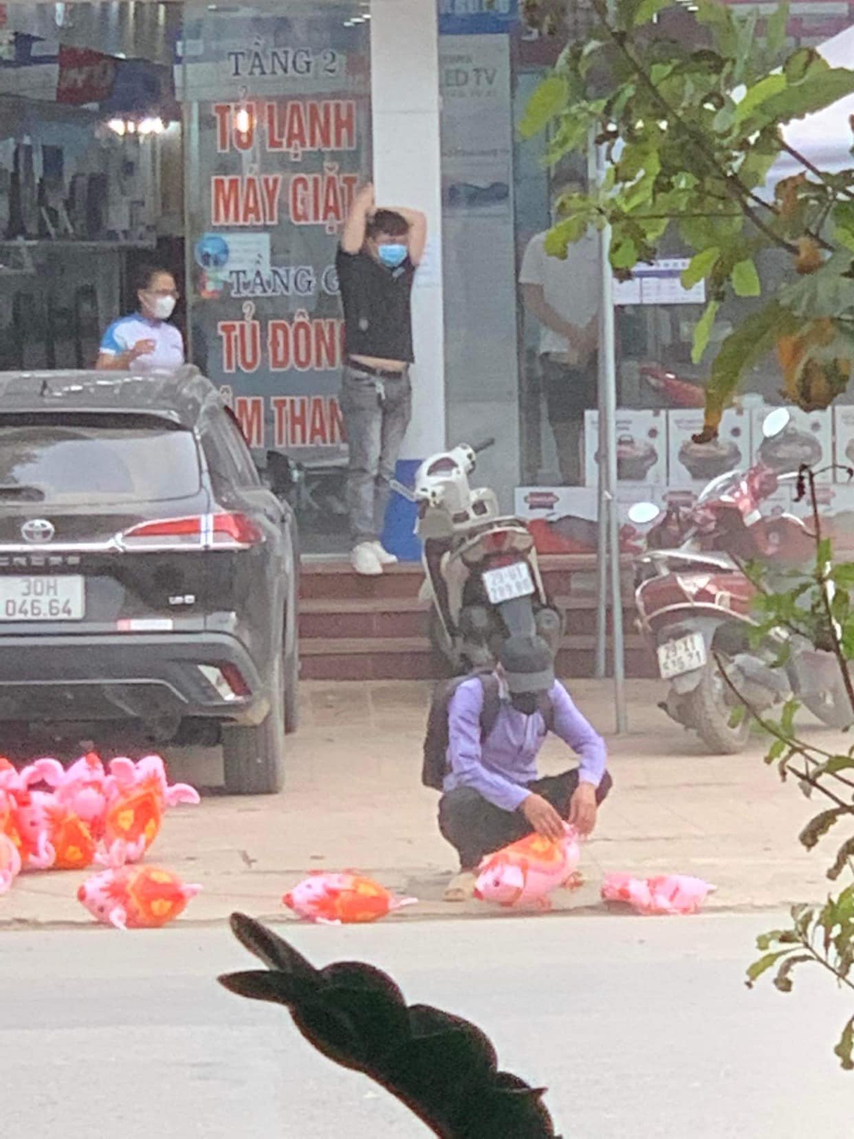 Người đàn ông bán hàng rong bất lực đứng nhìn hàng hóa bị hỏng sau khi xế hộp đè bẹp, hành động người gây ra sự việc gây tranh cãi - Ảnh 1.