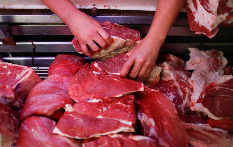 Nhiều người tiêu dùng châu Á không mua nổi thịt bò - Ảnh 1.
