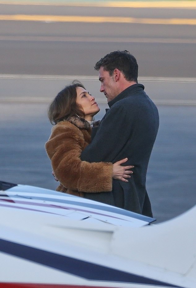 Jennifer Lopez và Ben Affleck hôn say đắm khi tạm biệt - Ảnh 1.