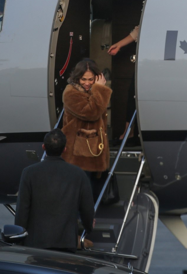Jennifer Lopez và Ben Affleck hôn say đắm khi tạm biệt - Ảnh 9.