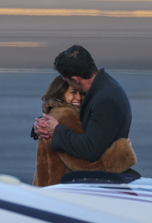 Jennifer Lopez và Ben Affleck hôn say đắm khi tạm biệt - Ảnh 6.
