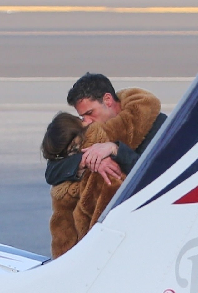 Jennifer Lopez và Ben Affleck hôn say đắm khi tạm biệt - Ảnh 3.
