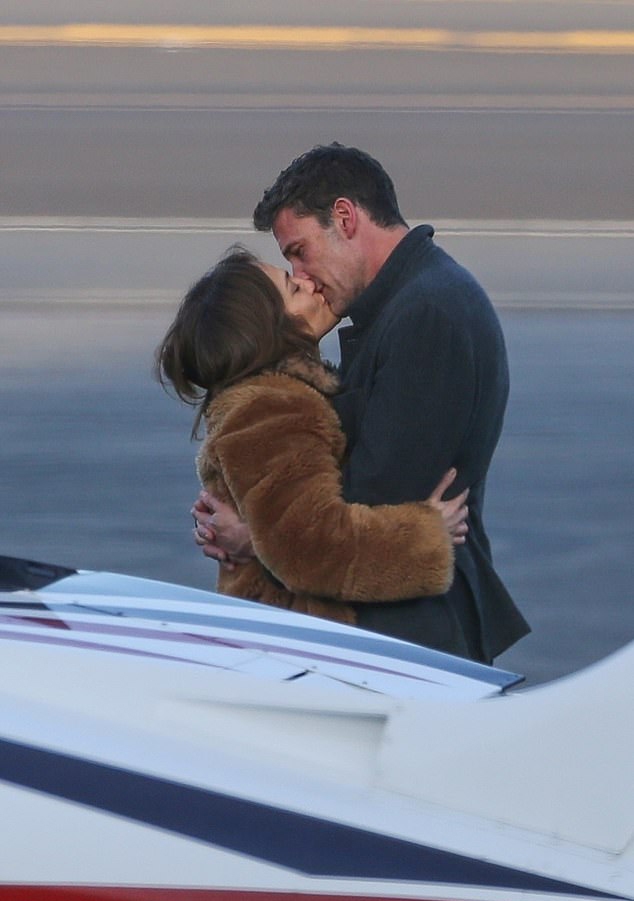 Jennifer Lopez và Ben Affleck hôn say đắm khi tạm biệt - Ảnh 2.
