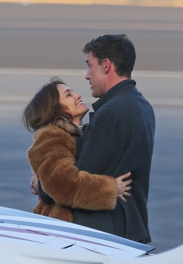 Jennifer Lopez và Ben Affleck hôn say đắm khi tạm biệt - Ảnh 4.
