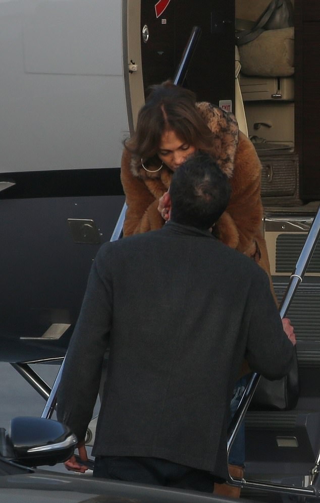Jennifer Lopez và Ben Affleck hôn say đắm khi tạm biệt - Ảnh 8.