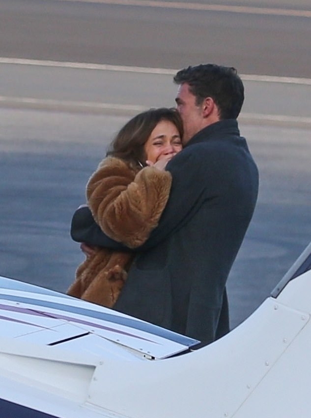 Jennifer Lopez và Ben Affleck hôn say đắm khi tạm biệt - Ảnh 7.