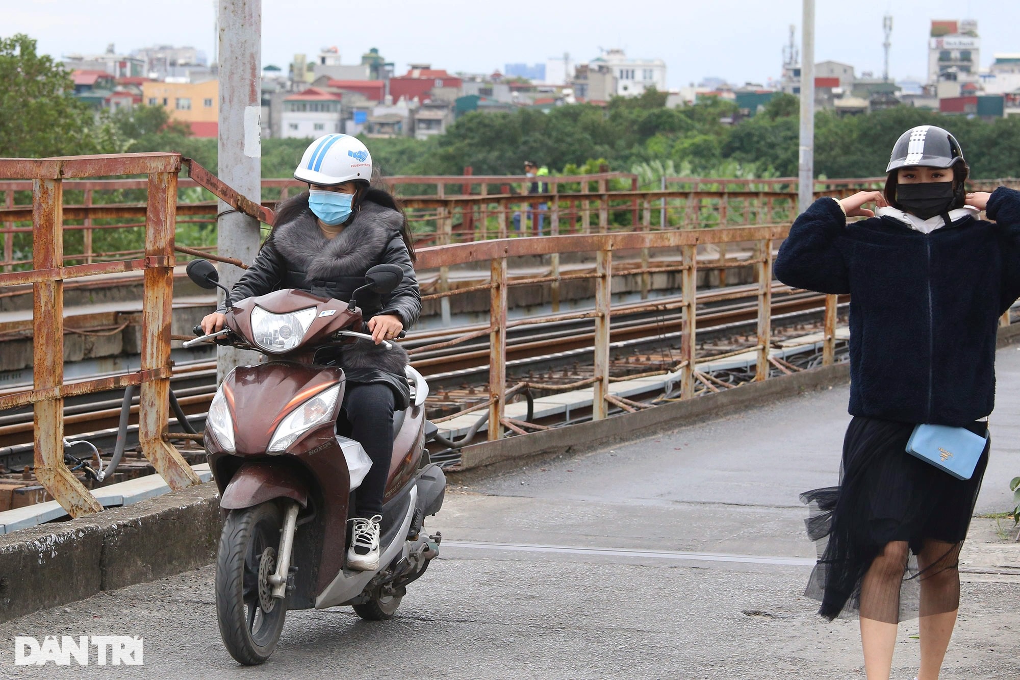 Hà Nội rét đậm, người ra đường phải nép sát nhau, mặc áo mưa tránh gió lạnh - Ảnh 10.