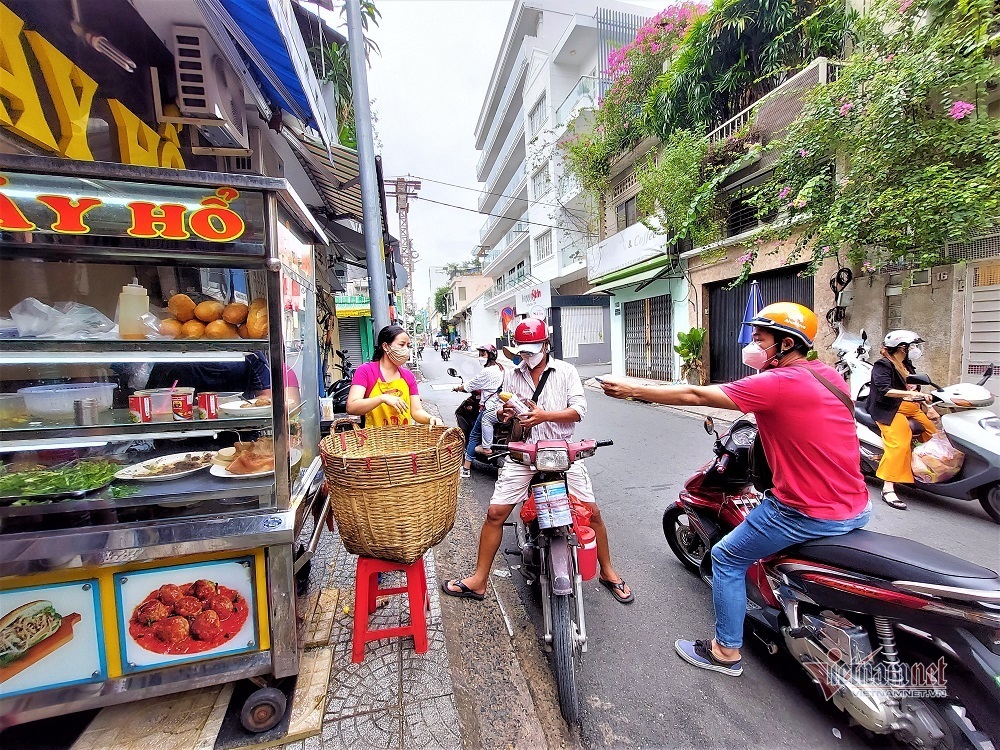 Hàng bánh mỳ 90 năm cha truyền con nối, chủ quán nhớ khẩu vị cả trăm khách - Ảnh 4.