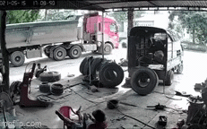 Kinh ho&agrave;ng khoảnh khắc lốp xe ph&aacute;t nổ, người thợ nằm bất động tại chỗ - Ảnh 1.