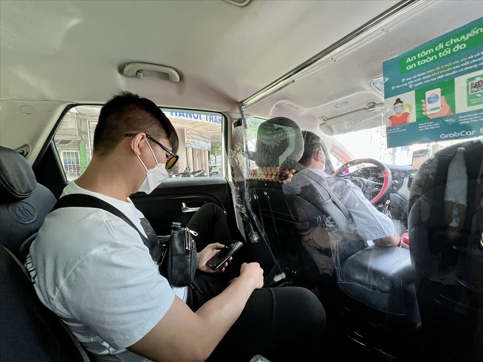 'Cháy hàng' taxi công nghệ, giá cước cao hơn taxi truyền thống - Ảnh 2.
