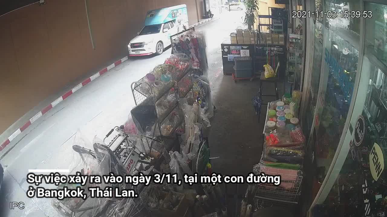 Trần bê tông đổ sập trước mặt, người đàn ông thoát chết khó tin - Ảnh 2.