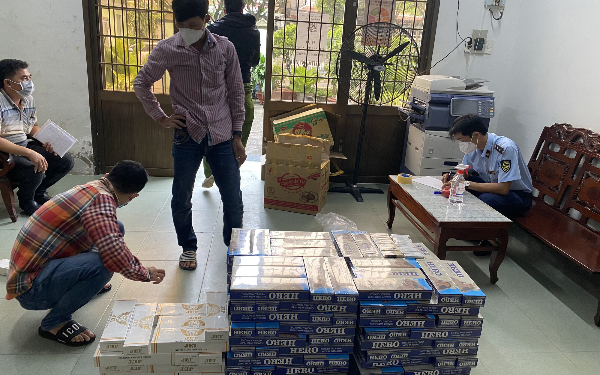 Biết hàng cấm, tài xế xe khách ở Kiên Giang vẫn 'cắn răng' vận chuyển để lấy 250.000 đồng tiền công