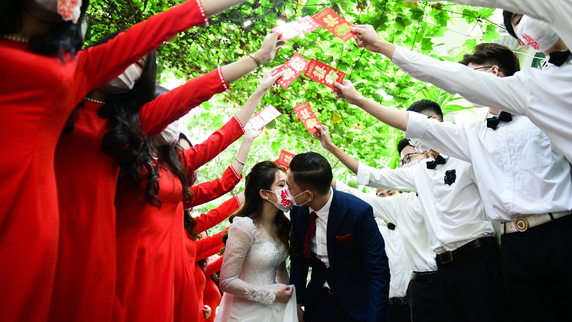 Lo lỗ vốn khi cưới chạy hậu dịch  - Ảnh 1.