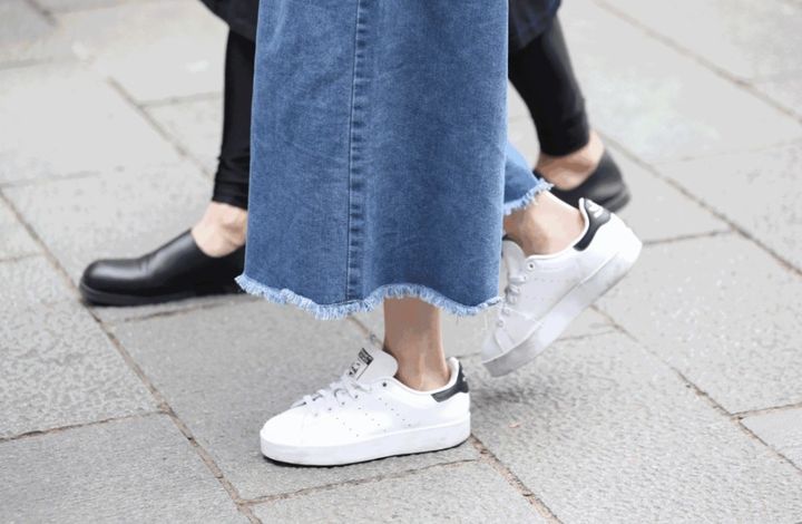 Mặc quần d&agrave;i lửng hở cổ ch&acirc;n đang l&agrave; "mốt" hiện nay, nhưng thực sự ch&uacute;ng c&oacute; thể g&acirc;y hại cho sức khỏe - Ảnh 1.