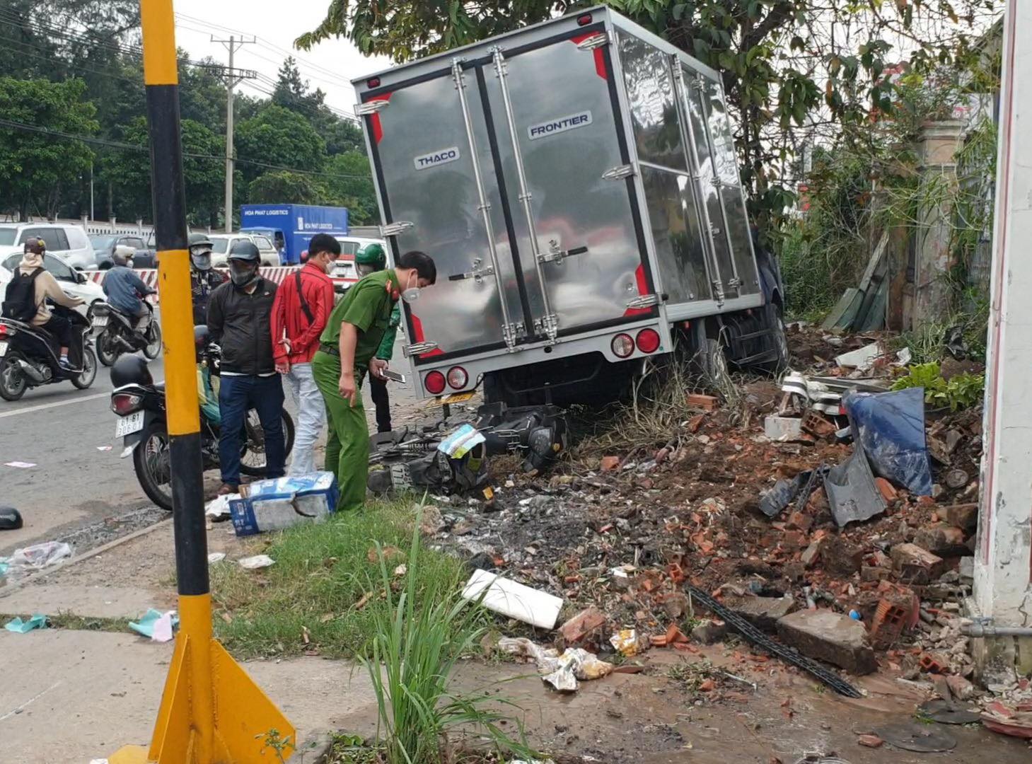 Xe tải điên tông nhiều xe máy trên Quốc lộ 13, 3 người bị thương nặng - Ảnh 6. Xe tải điên tông nhiều xe máy trên Quốc lộ 13, 3 người bị thương nặng - Ảnh 6.