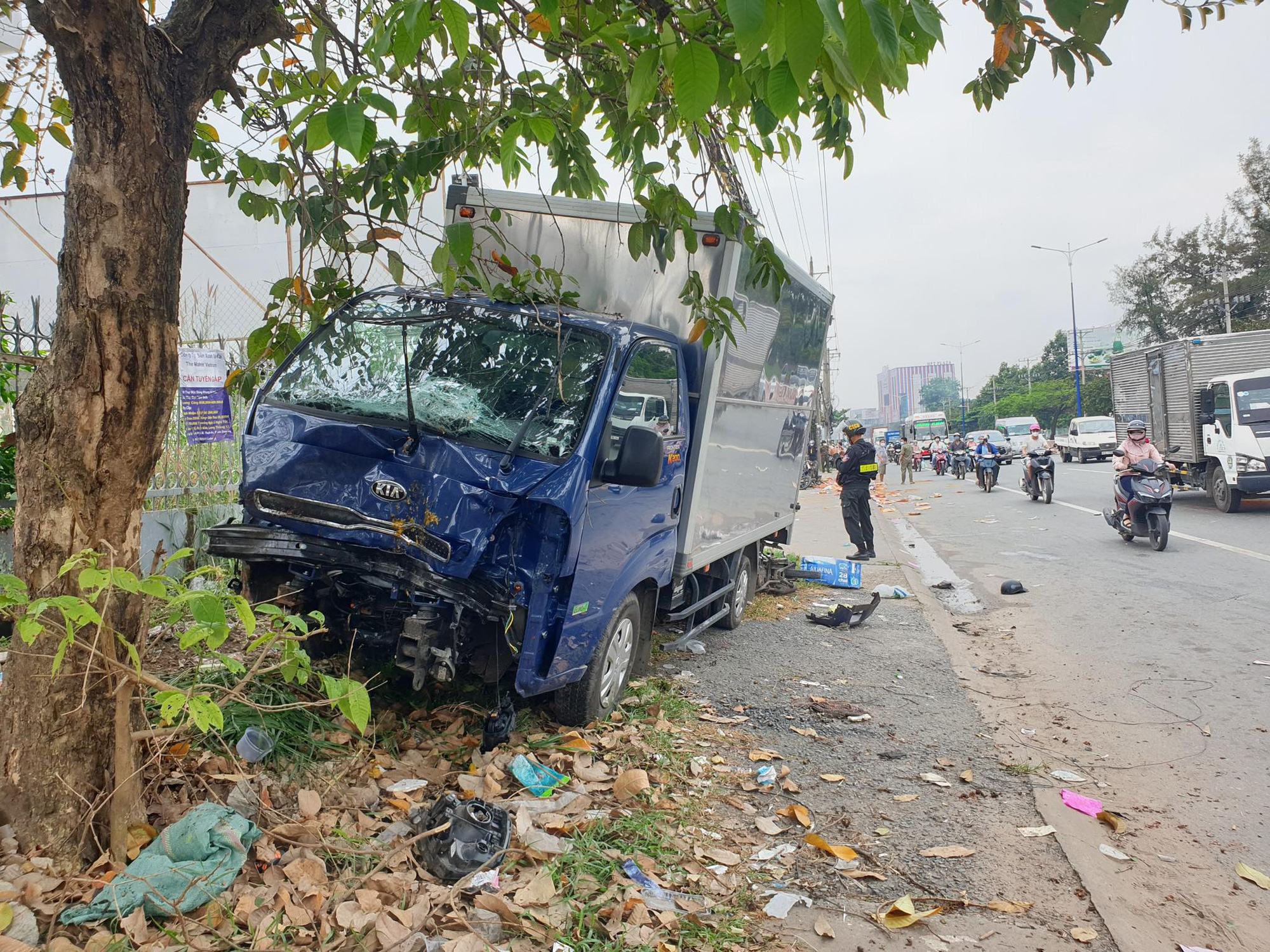 Xe tải điên tông nhiều xe máy trên Quốc lộ 13, 3 người bị thương nặng - Ảnh 7. Xe tải điên tông nhiều xe máy trên Quốc lộ 13, 3 người bị thương nặng - Ảnh 7.