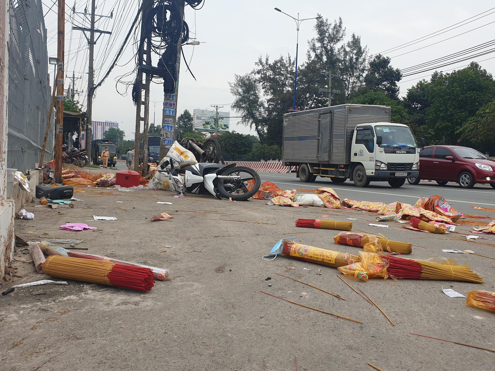 Xe tải điên tông nhiều xe máy trên Quốc lộ 13, 3 người bị thương nặng - Ảnh 1. Xe tải điên tông nhiều xe máy trên Quốc lộ 13, 3 người bị thương nặng - Ảnh 1.