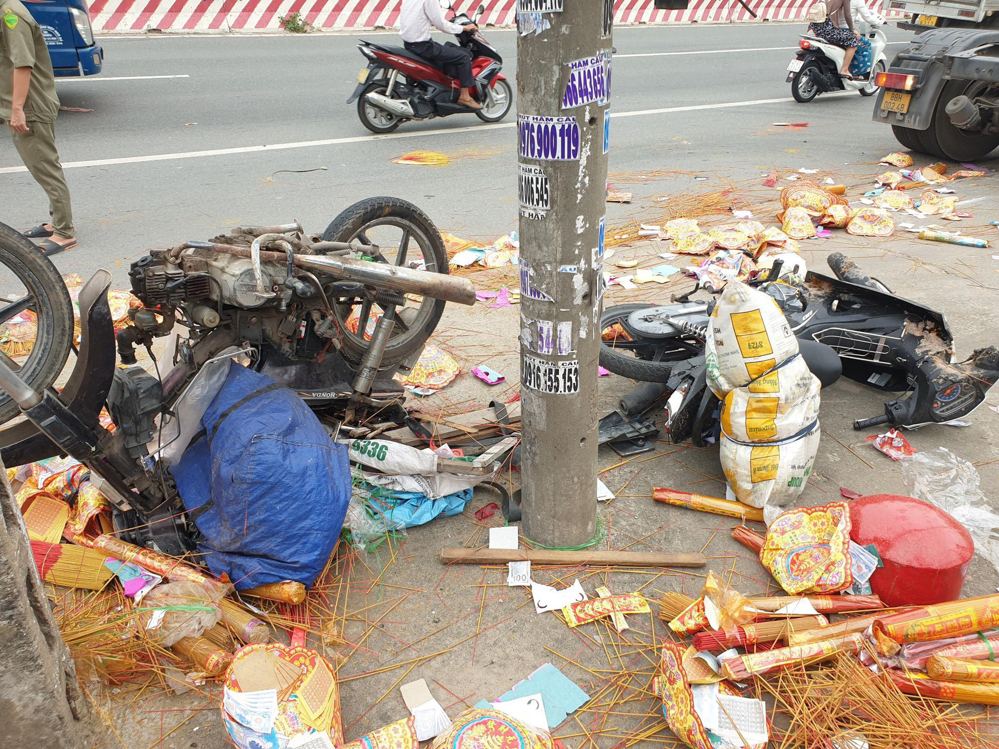 Xe tải điên tông nhiều xe máy trên Quốc lộ 13, 3 người bị thương nặng - Ảnh 3. Xe tải điên tông nhiều xe máy trên Quốc lộ 13, 3 người bị thương nặng - Ảnh 3.