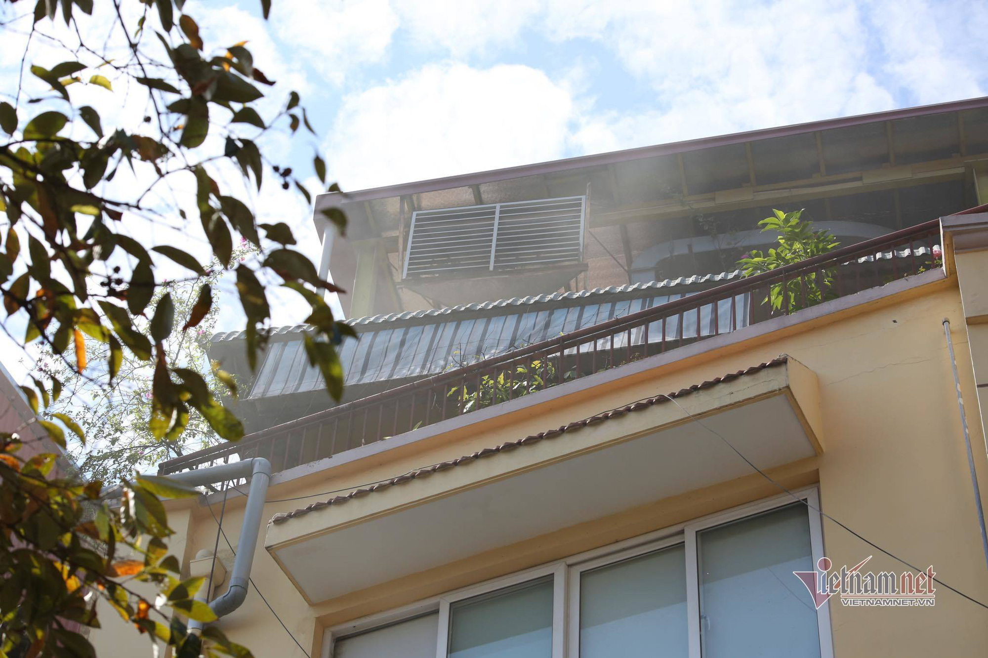 Cháy nhà dân sát chợ Cầu Đông Hà Nội, tiểu thương hoảng loạn - Ảnh 2. Cháy nhà dân sát chợ Cầu Đông Hà Nội, tiểu thương hoảng loạn - Ảnh 2.