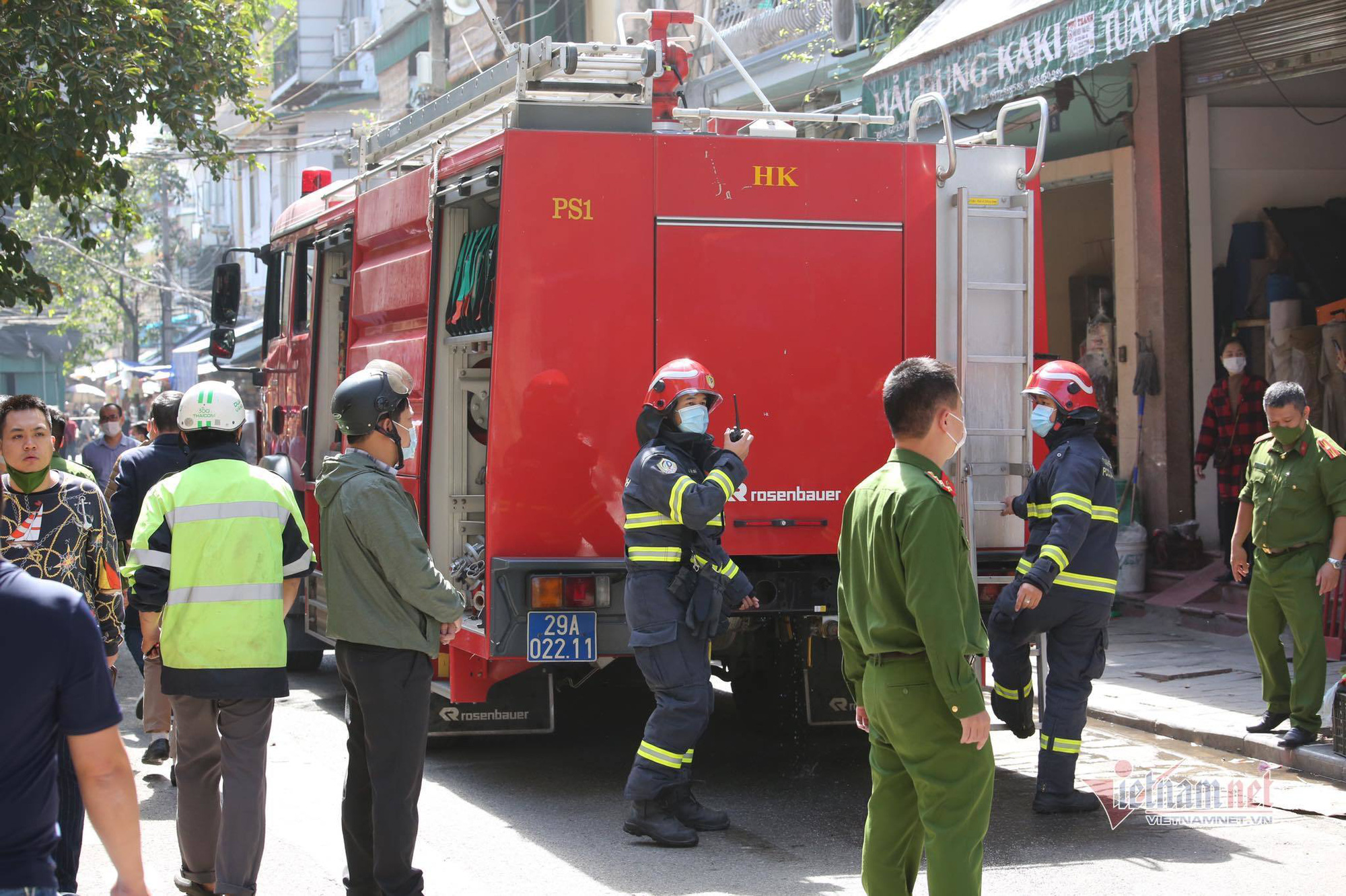 Cháy nhà dân sát chợ Cầu Đông Hà Nội, tiểu thương hoảng loạn - Ảnh 1. Cháy nhà dân sát chợ Cầu Đông Hà Nội, tiểu thương hoảng loạn - Ảnh 1.