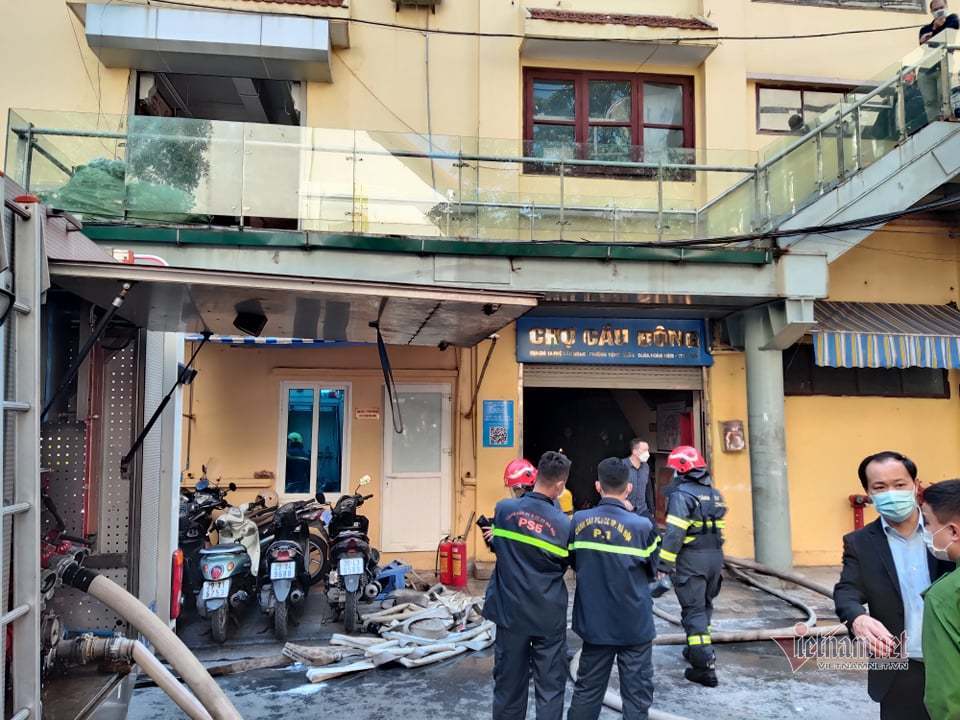 Cháy nhà dân sát chợ Cầu Đông Hà Nội, tiểu thương hoảng loạn - Ảnh 8. Cháy nhà dân sát chợ Cầu Đông Hà Nội, tiểu thương hoảng loạn - Ảnh 8.